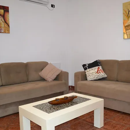 Kela's 5 Bedrooms Apartman *