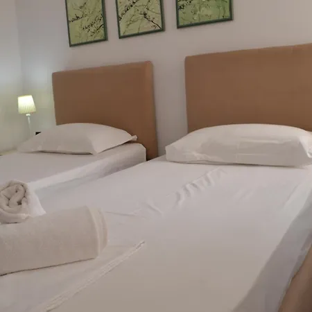 Appartamento Kela's 5 Bedrooms Vlorë